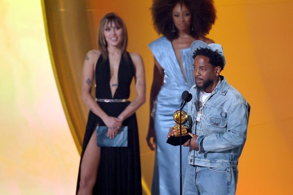 Kendrick Lamar vence Grammy de Gravação do Ano — Foto: Amy Sussman/Getty Images/AFP Amy Sussman / GETTY IMAGES NORTH AMERICA / Getty Images via AFP