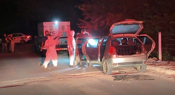 Corpo em decomposição é encontrado em porta-mala de carro abandonado, em João Pessoa