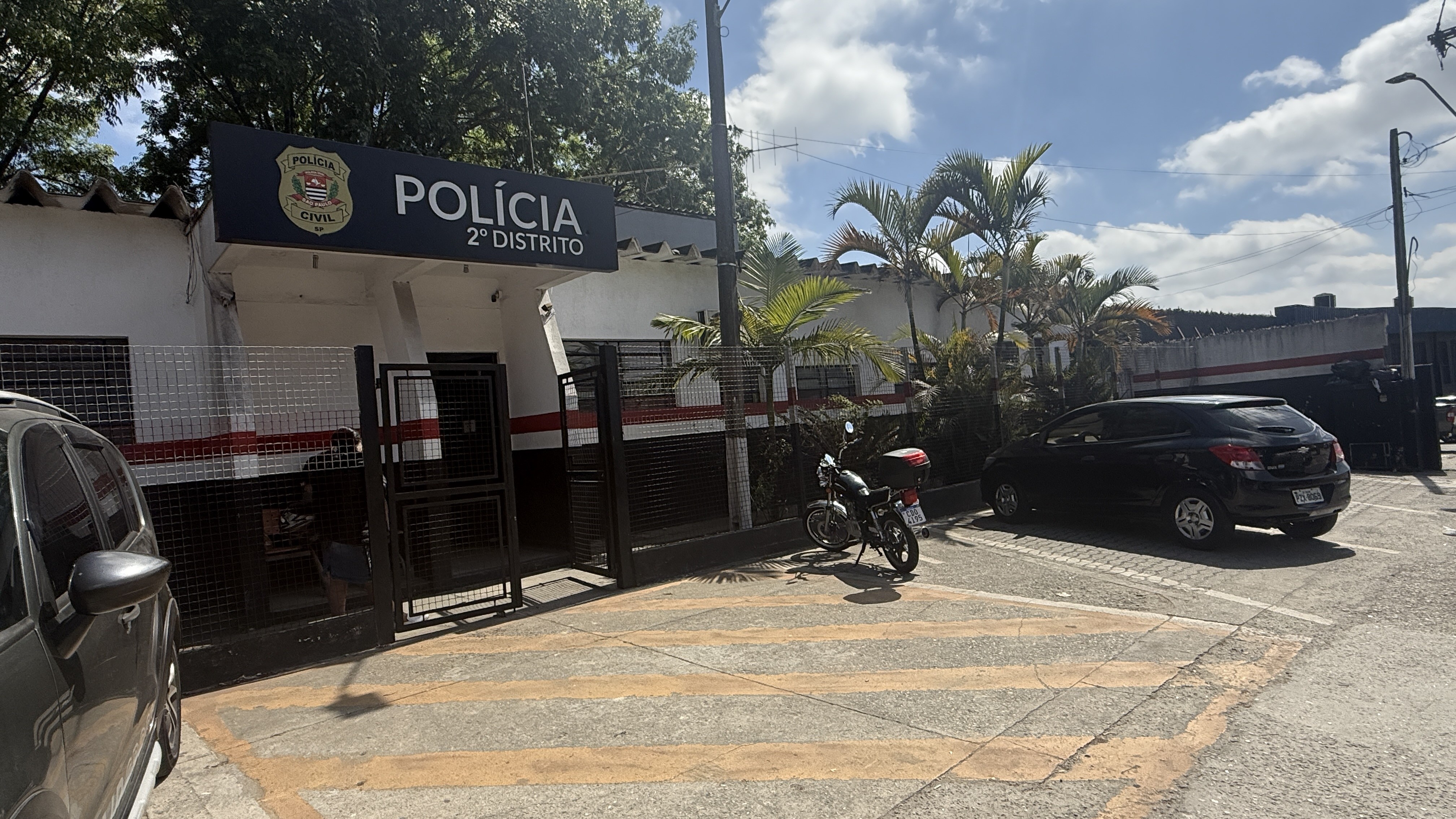 Sem habilitação e usando perfil de outra pessoa, motociclista de aplicativo bate em viatura em Suzano