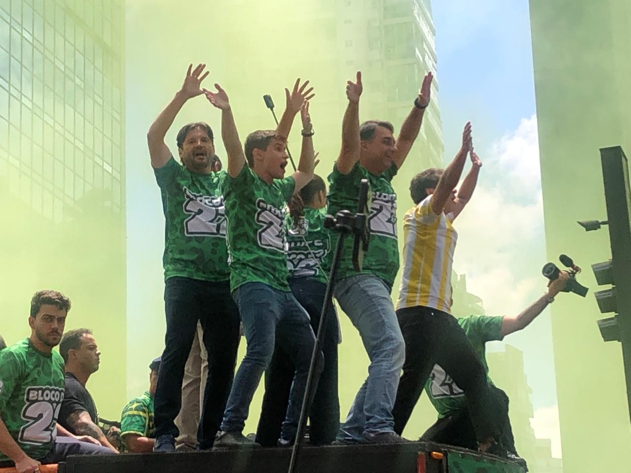 Flávio Bolsonaro chega à Avenida Paulista para ato de campanha