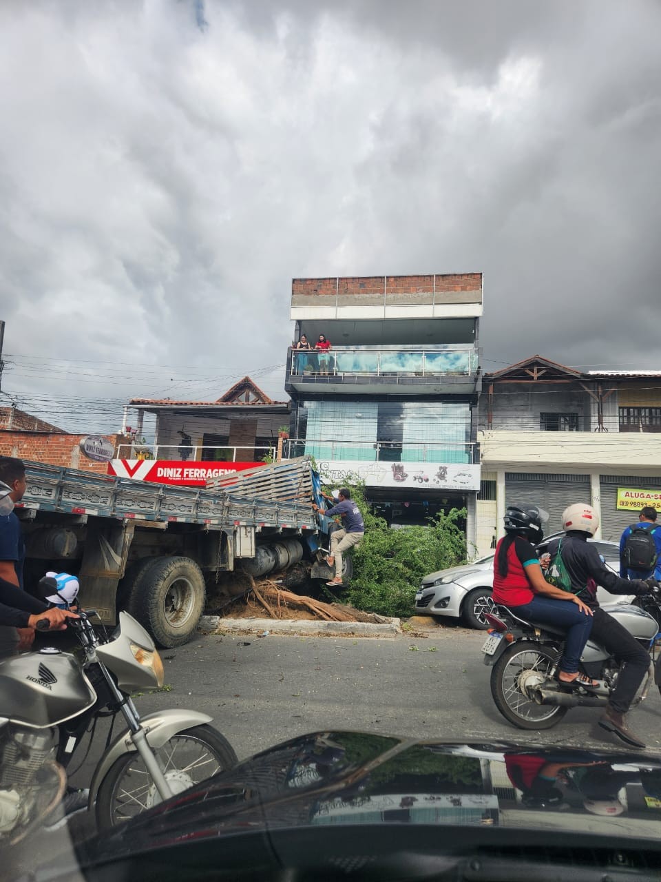 Caminhão derruba árvore, atinge dois carros e duas motos e deixa três pessoas feridas, em Campina Grande 