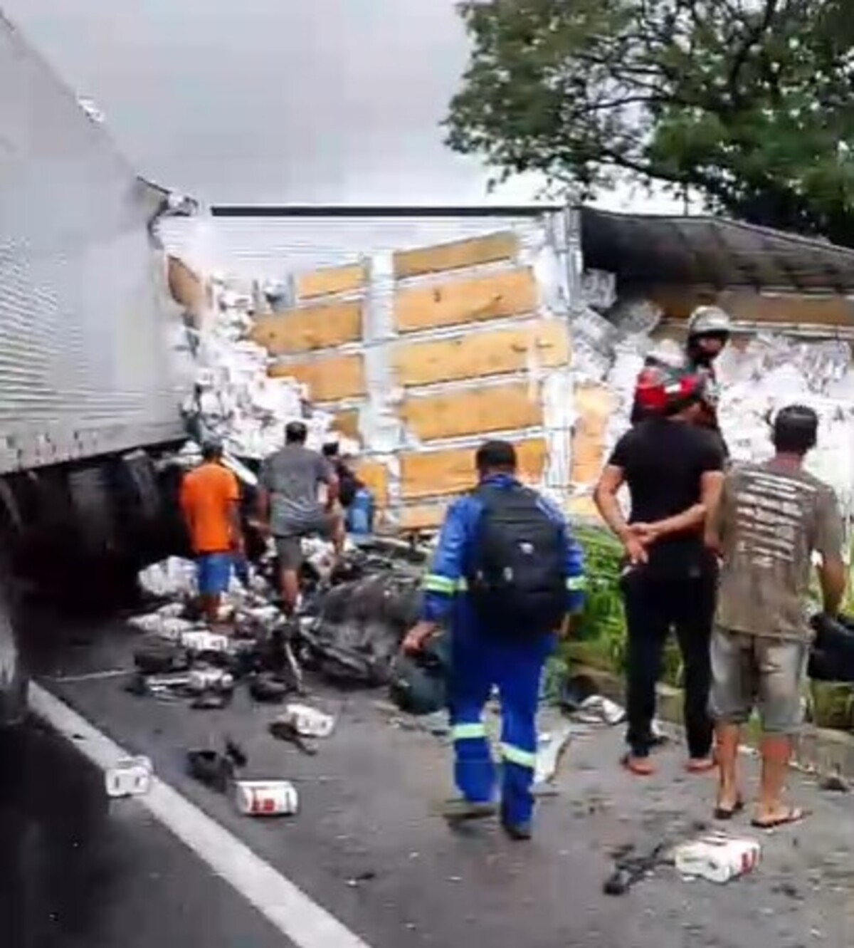 Acidente entre caminhão e carreta deixa motorista morto e outro ferido, no Sertão da Paraíba