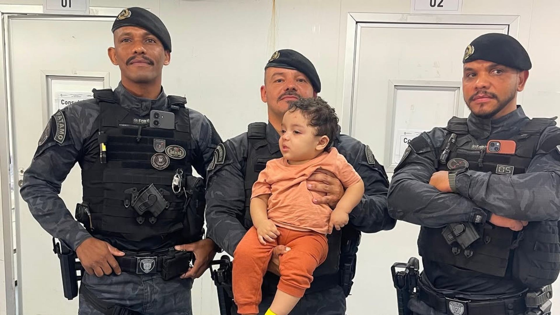 Bebê de 9 meses engasga com tampa de pomada e é salvo por guardas municipais em Marataízes