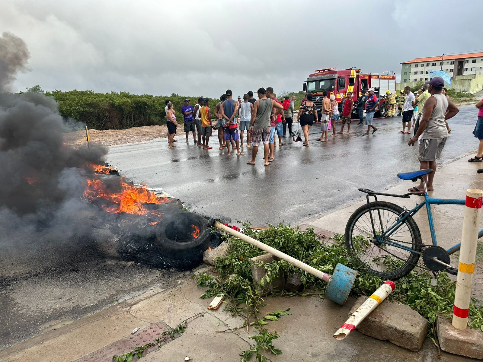 Manifestantes bloqueiam Avenida Euclides Figueredo em Aracaju 