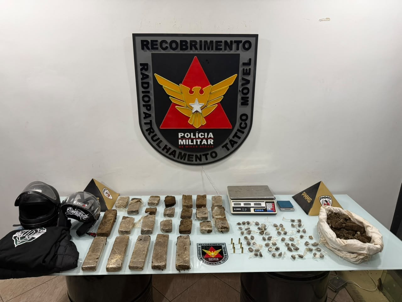 Homem é preso com drogas e celular roubado de loja em Governador Valadares