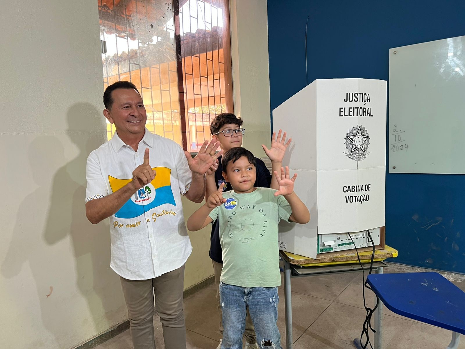 Candidato Zé Maria Tapajós vota acompanhado dos netos e apoiadores neste segundo turno 