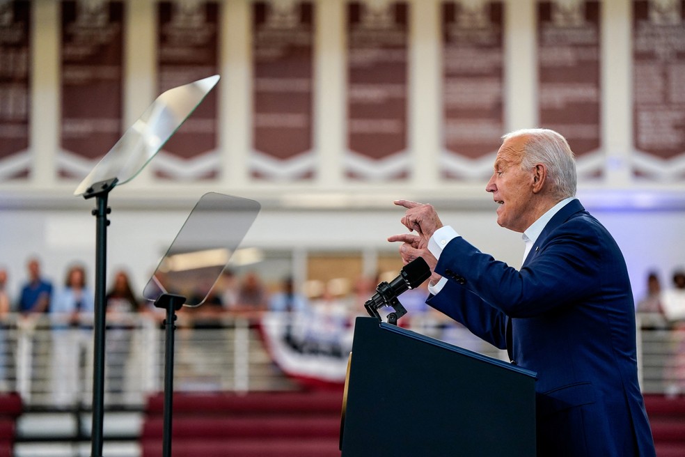 Joe Biden discursa com ajuda de teleprompter em Detroit, no Michigan — Foto: Reuters/Elizabeth Frantz