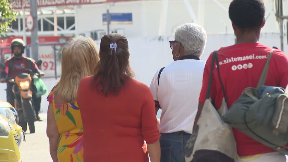 Espiãs fiscalizam ônibus que não param para idosos — Foto: Reprodução/TV Globo