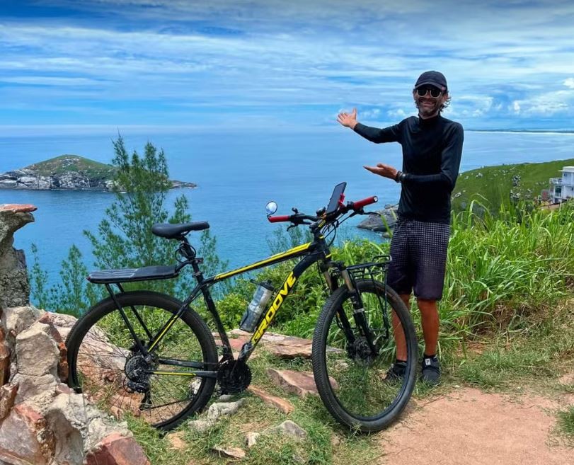 Para realizar sonho de conhecer praia do RJ, ciclista mineiro pedala 700 km; VÍDEO 