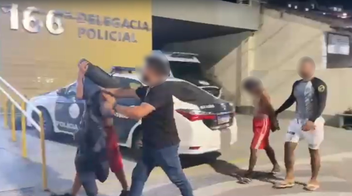 Dois homens são presos por furtar estepe de carro apreendido na delegacia de Angra dos Reis 