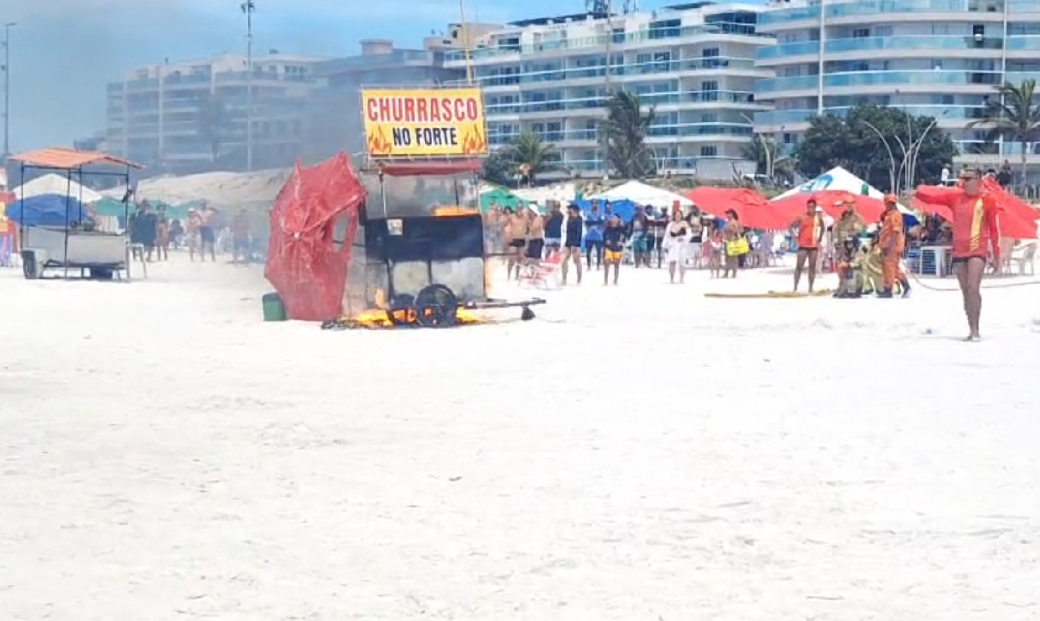 Carrinho de churrasco pega fogo na Praia do Forte em Cabo Frio