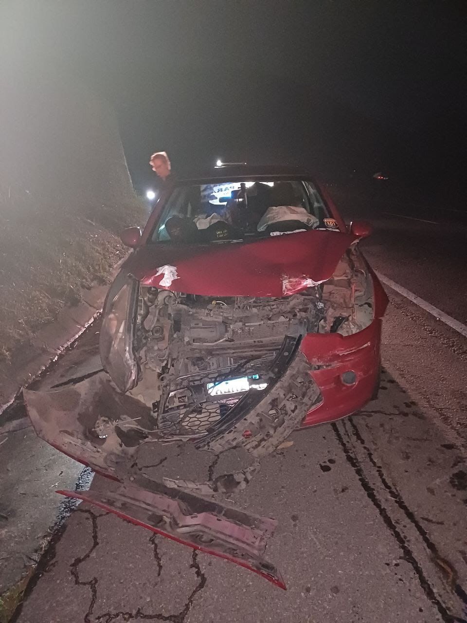 Acidente entre carro e caminhão deixa homem ferido na Via Dutra, em Barra Mansa