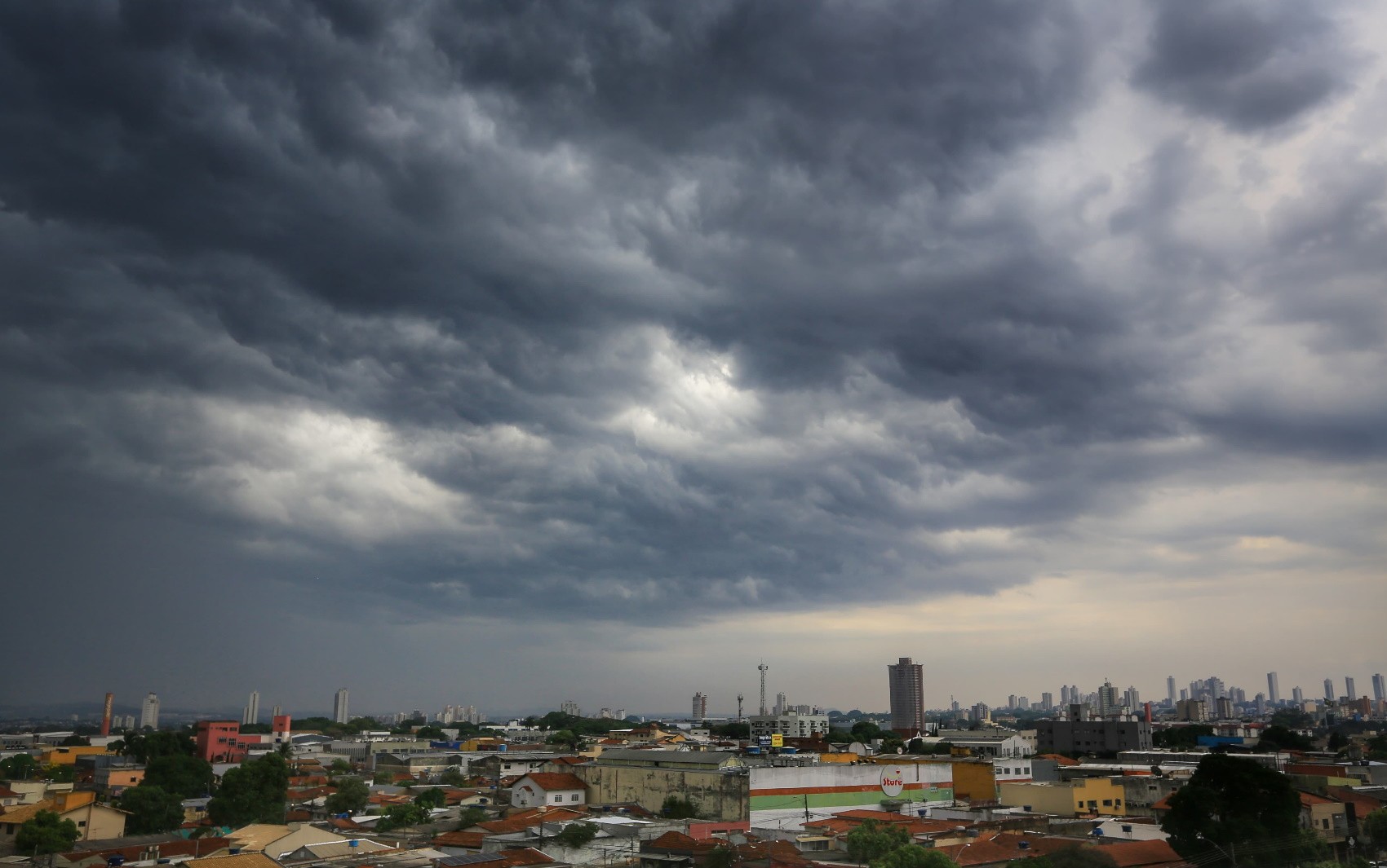 Goiás tem previsão de chuva com granizo e rajadas de vento de até 60 km/h, diz Cimehgo