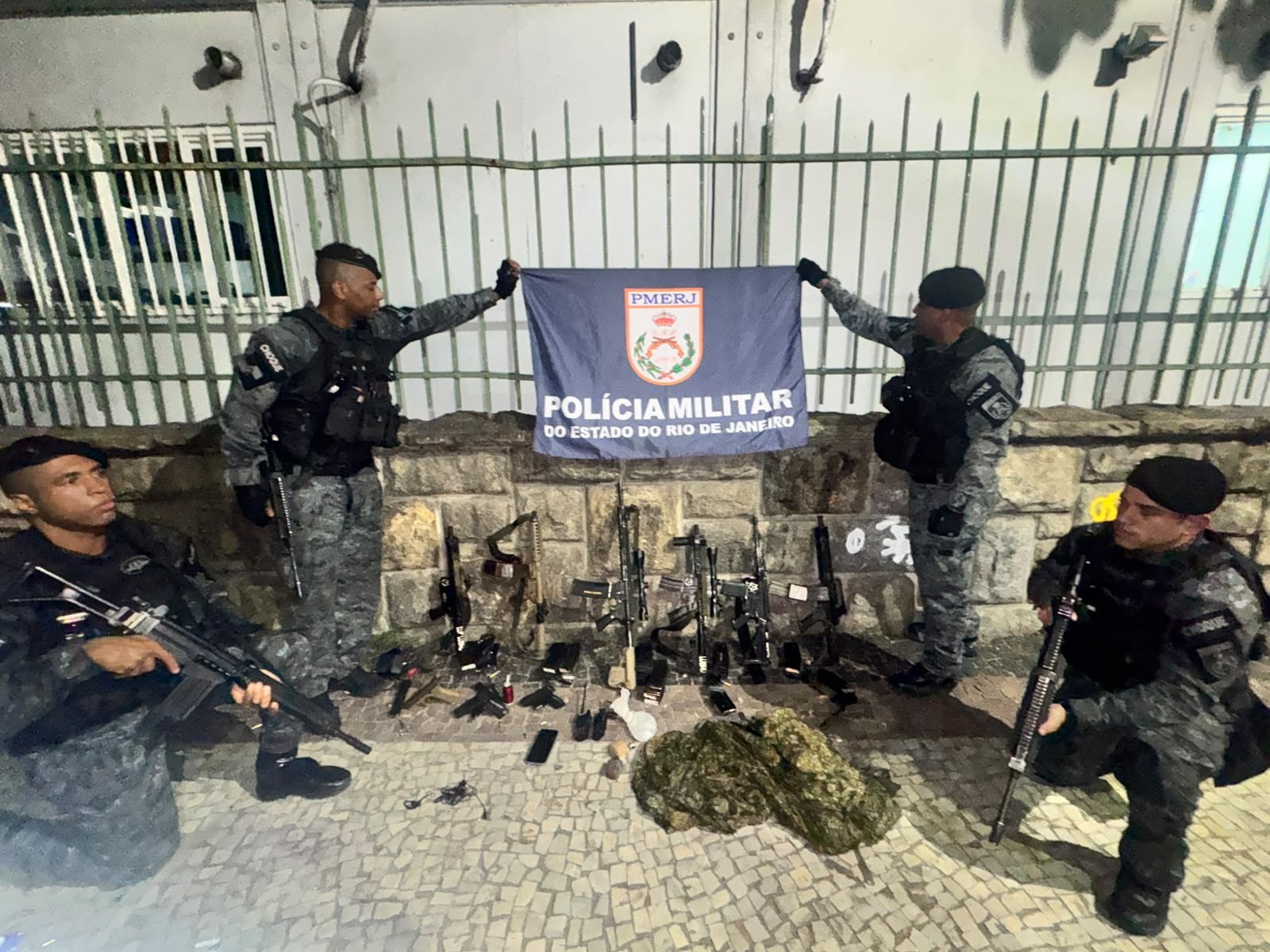 Perseguição com troca de tiros termina com policial e criminosos mortos no Rio