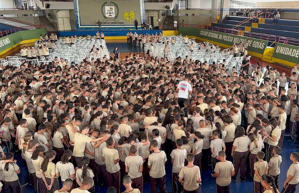 "Entregando suas vidas a Jesus', disse influenciador em uma postagem após visitar um colégio militar em Goiás — Foto: Reprodução/Instagram