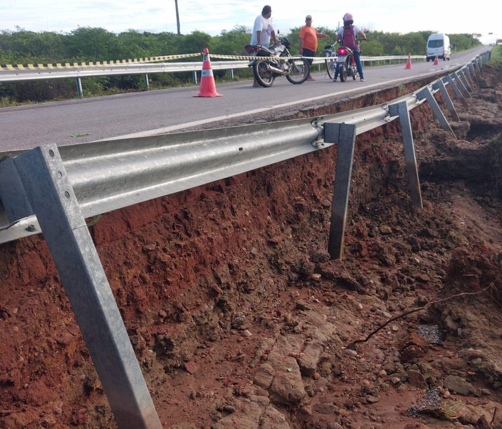 Trecho da BR-405, em Apodi, com faixa interditada nesta segunda (1) — Foto: PRF/Divulgação