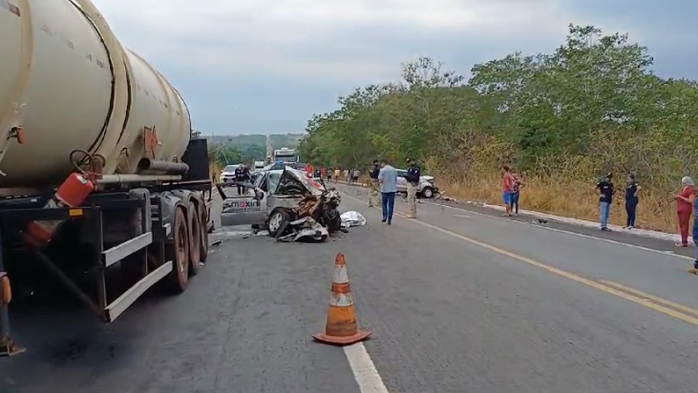 Acidente entre dois carros e caminho deixa mortos na BR-153, em Wanderlndia  Foto: Claudemir Macedo/TV Anhanguera