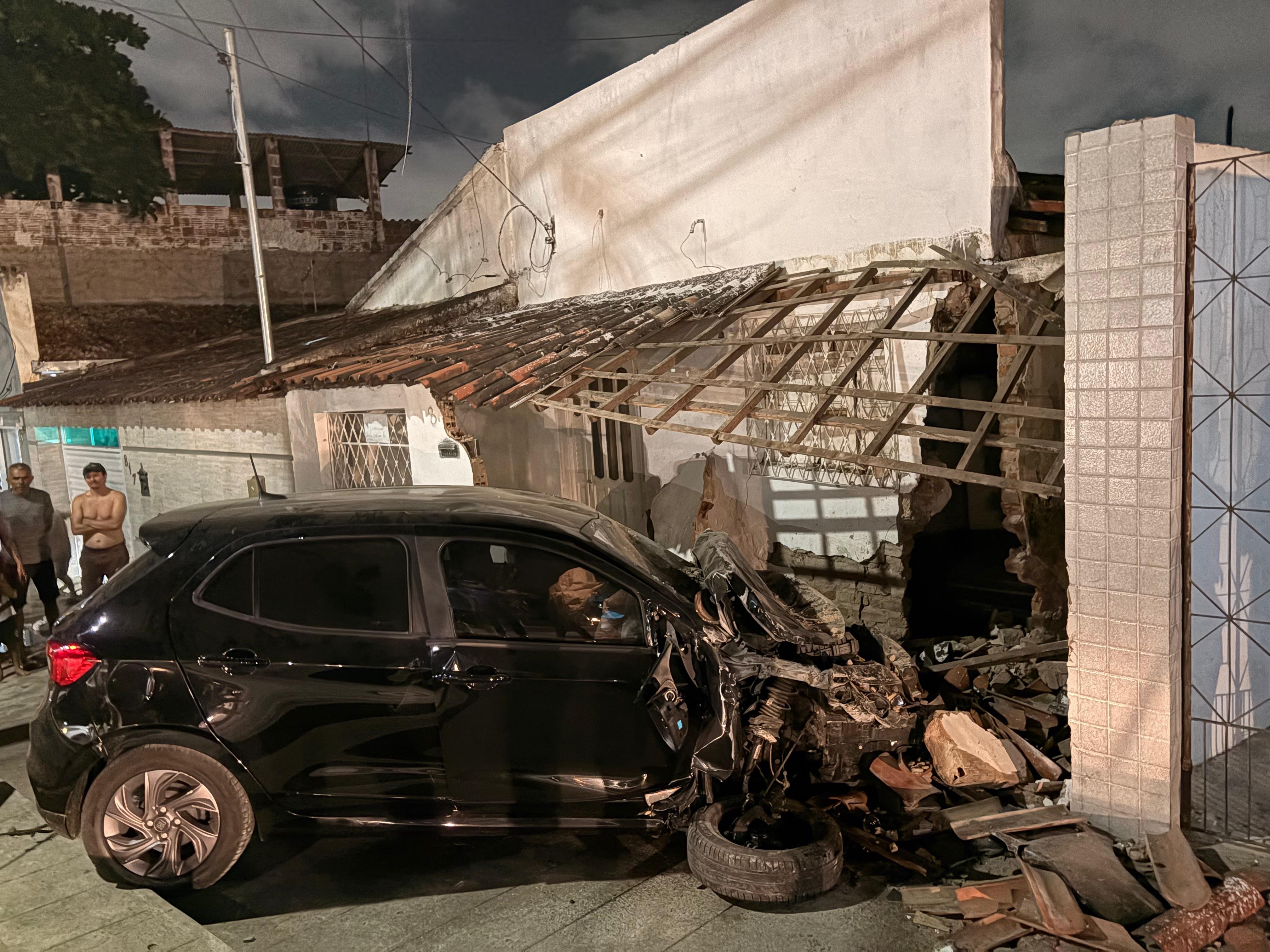 Carro invade casa após mulher perder o controle e destrói fachada do imóvel, em Campina Grande