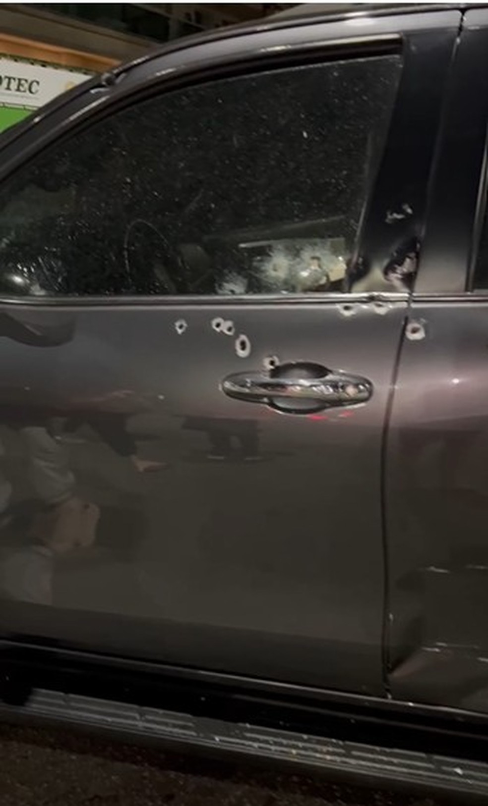 Carro atacado a tiros na Barra da Tijuca — Foto: Reprodução/Redes