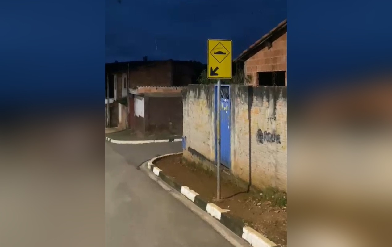 Vídeo mostra placa que indica lombada inexistente em rua no interior de SP