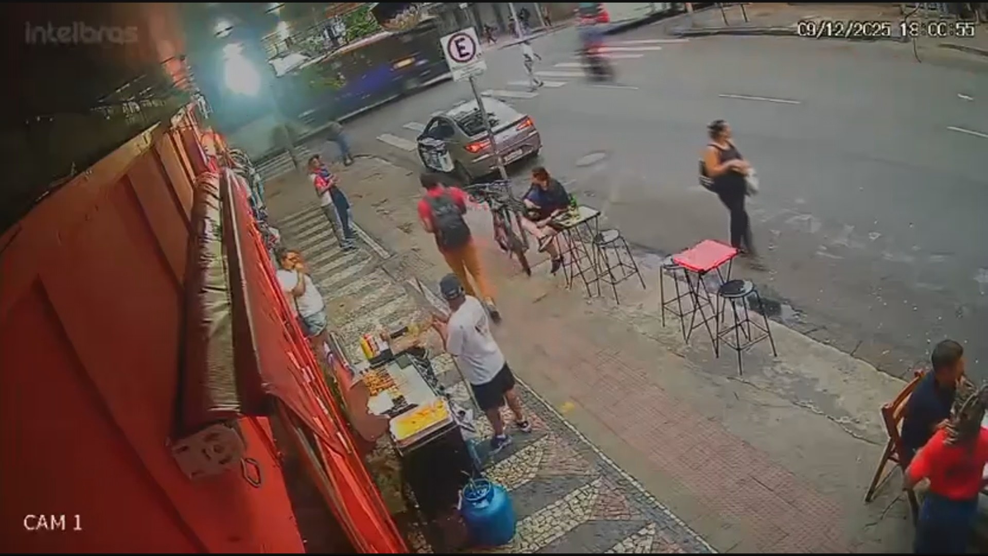 Motociclista morre após bater em ônibus e ser atropelado no Centro de BH; VÍDEO