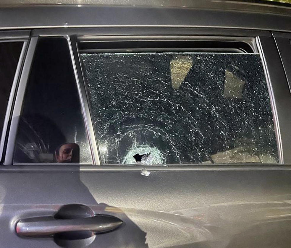 Carro de segurança de secretário ficou com marca de tiro após ataque — Foto: Reprodução