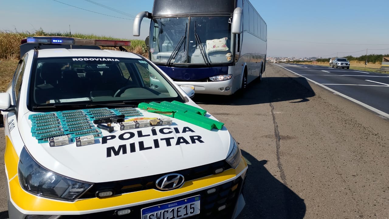 Ônibus flagrado com drogas e armas em SP