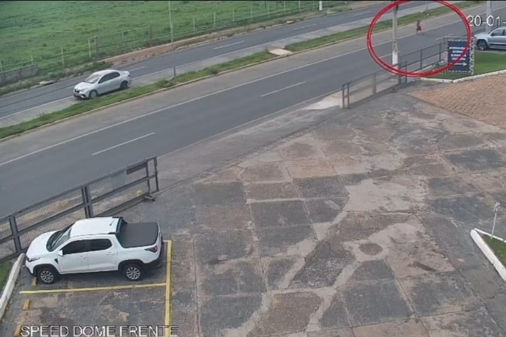 Imagens mostram momento que idosa é atropelada por dois carros em MT — Foto: Reprodução