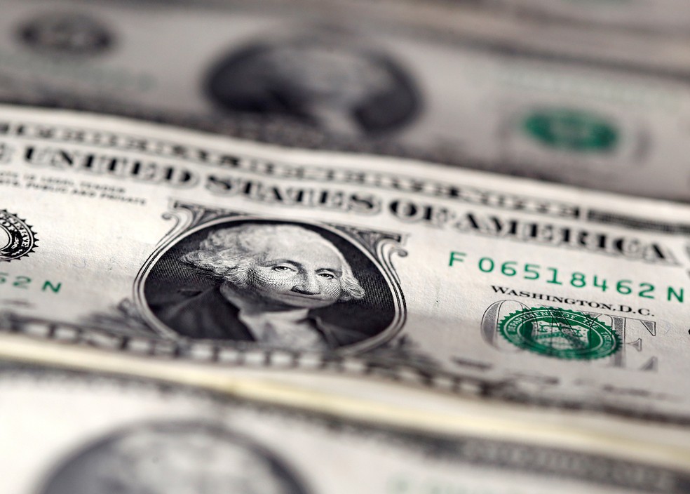 Notas de dólar. — Foto: Dado Ruvic/ Reuters