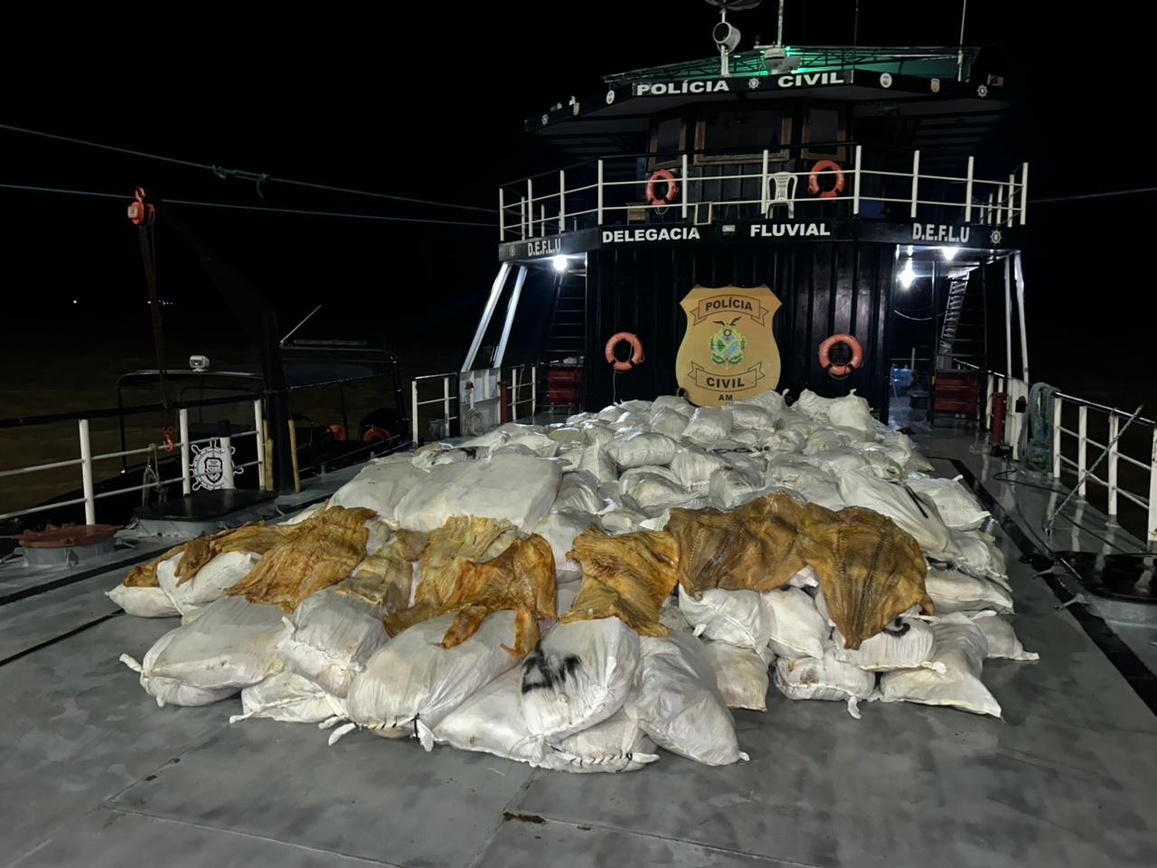 Delegacia Fluvial apreende cerca de 12 toneladas de pirarucu seco no Rio Amazonas