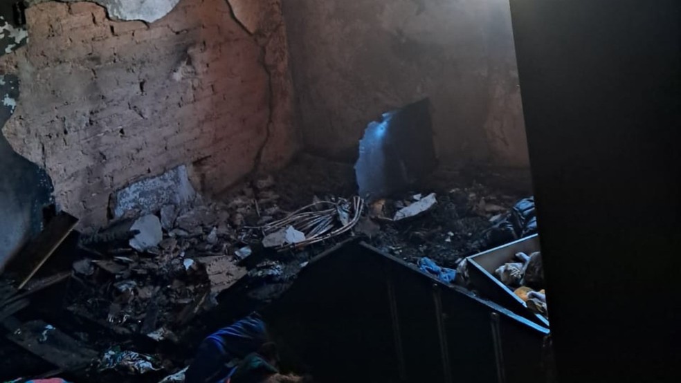 Homem é preso após ameaçar companheira, atear fogo na casa da família e tentar suicídio em Tupã — Foto: Visão Notícias/reprodução