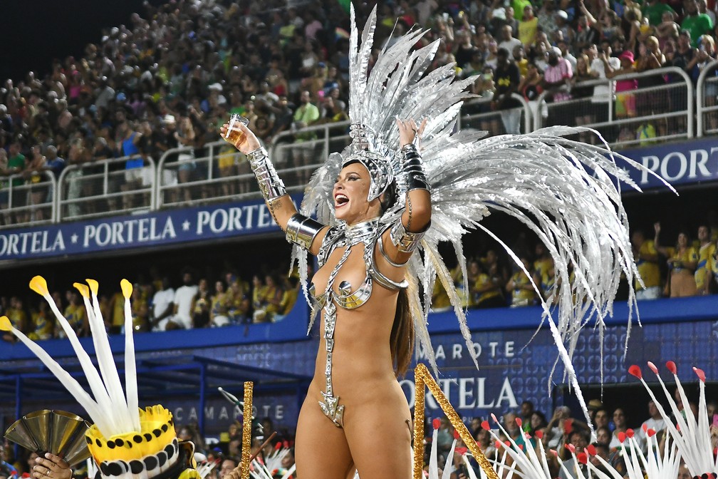 Paolla Oliveira, rainha de bateria da Grande Rio, no desfile das Campeãs — Foto: Alexandre Durão / g1