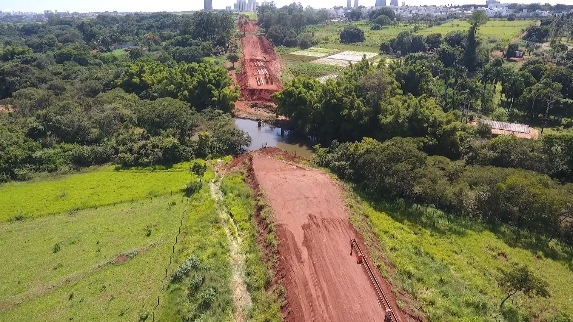 Ponte sobre o Rio Uberabinha no Anel Viário Sul deve ser entregue em 2025; confira o andamento da obra