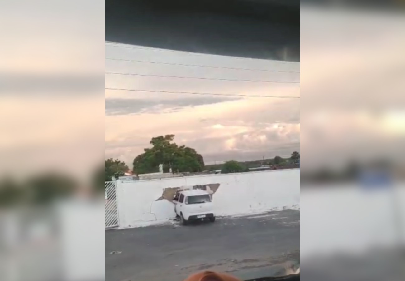 Carro passa direto em curva e fica atravessado em muro de cemitério no Tocantins