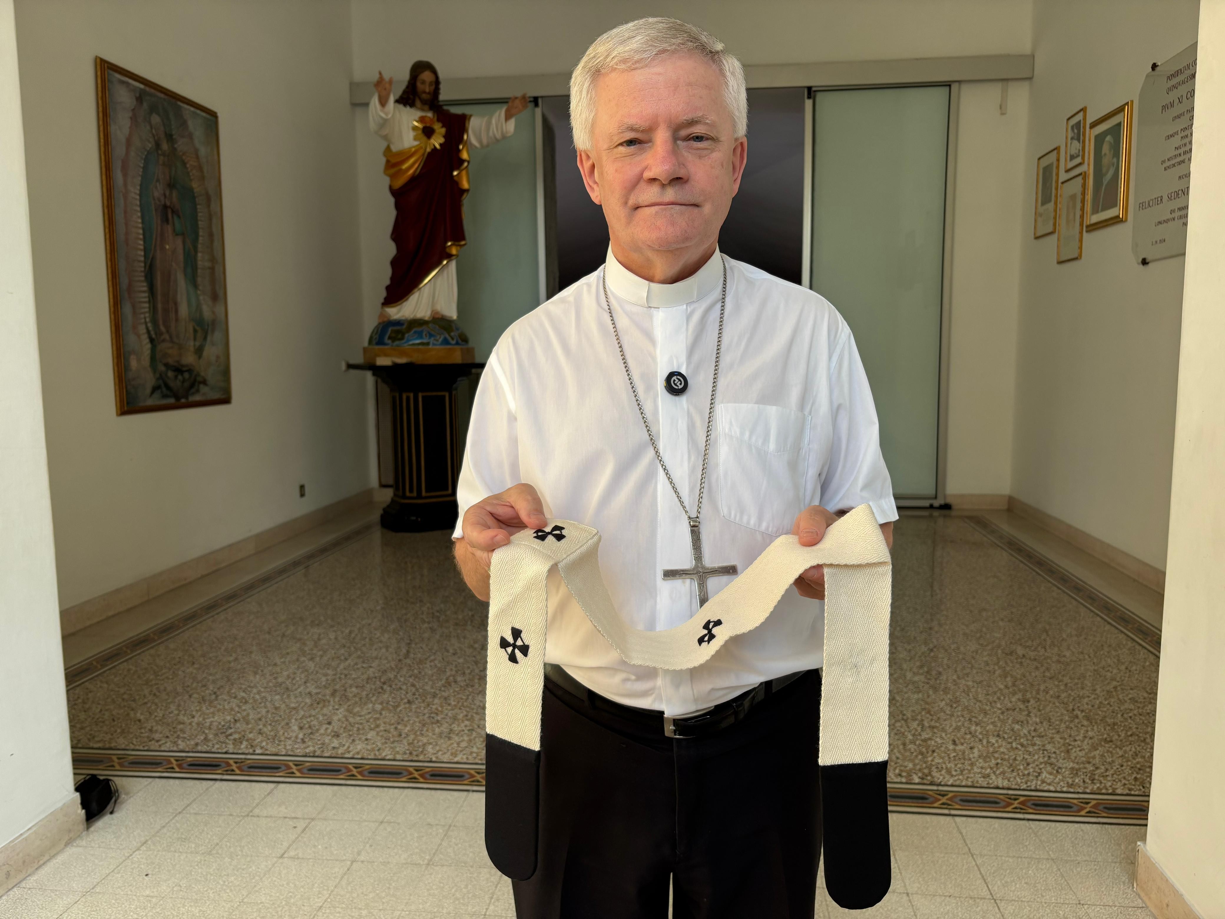 Primeiro nomeado no mundo desde o conclave, arcebispo de Rio Preto recebe pálio das mãos do papa Leão XIV em Roma: 'Grande comoção'