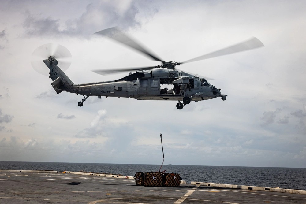 Helicópteros de operações especiais reforçam presença militar do governo Trump perto da Venezuela, diz jornal