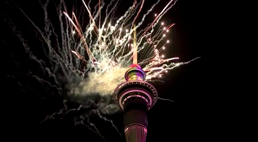 Nova Zelândia dá as boas-vindas a 2025 com exibição de fogos na Auckland Sky Tower — Foto: REUTERS/Reprodução