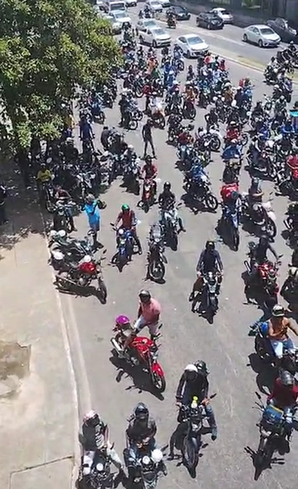 Mototaxistas protestam por segurana aps assalto a moto, seguido de morte de passageiro, em Salvador — Foto: Reproduo/Redes Sociais