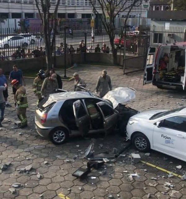 Friburgo: Veículos colidem em frente ao Clube de Xadrez : Nova Friburgo em  Foco – Portal de Notícias