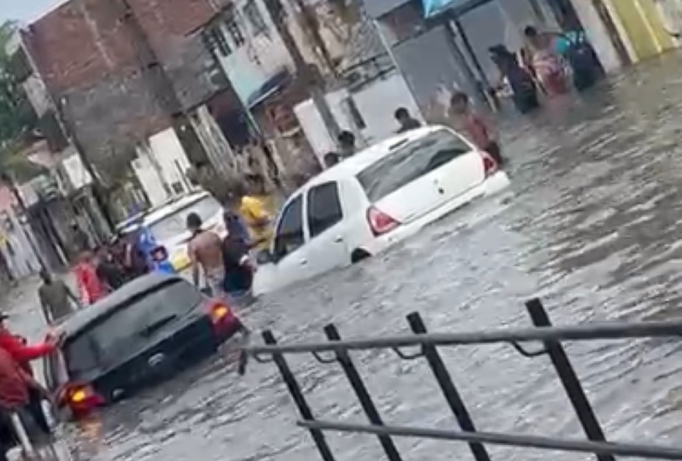 Carro ficou preso na água em Olinda, no Grande Recife — Foto: Reprodução/WhatsApp