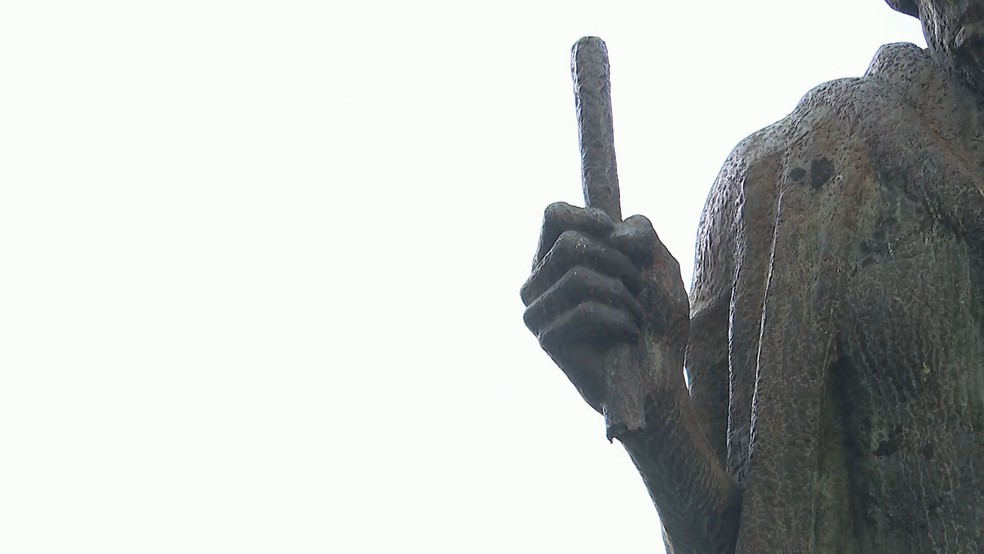 Apenas um pedaço do cajado de Gandhi sobrou na mão da estátua — Foto: Reprodução/ TV Globo
