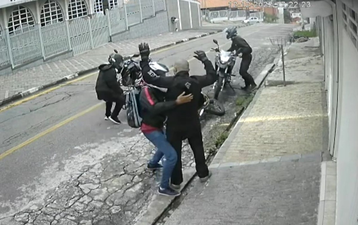 Jovem é detido após gravar vídeos empinando moto com adesivo falso da Rocam  em Jundiaí, Sorocaba e Jundiaí