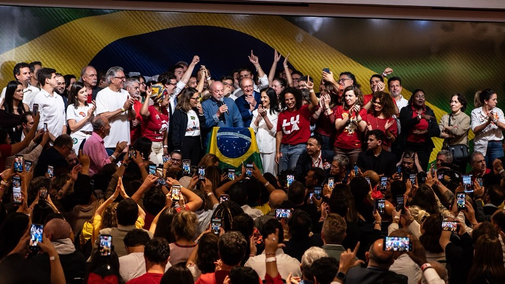 Lula faz discurso da vitória em hotel na capital paulista — Foto: Rafael Peixoto/g1