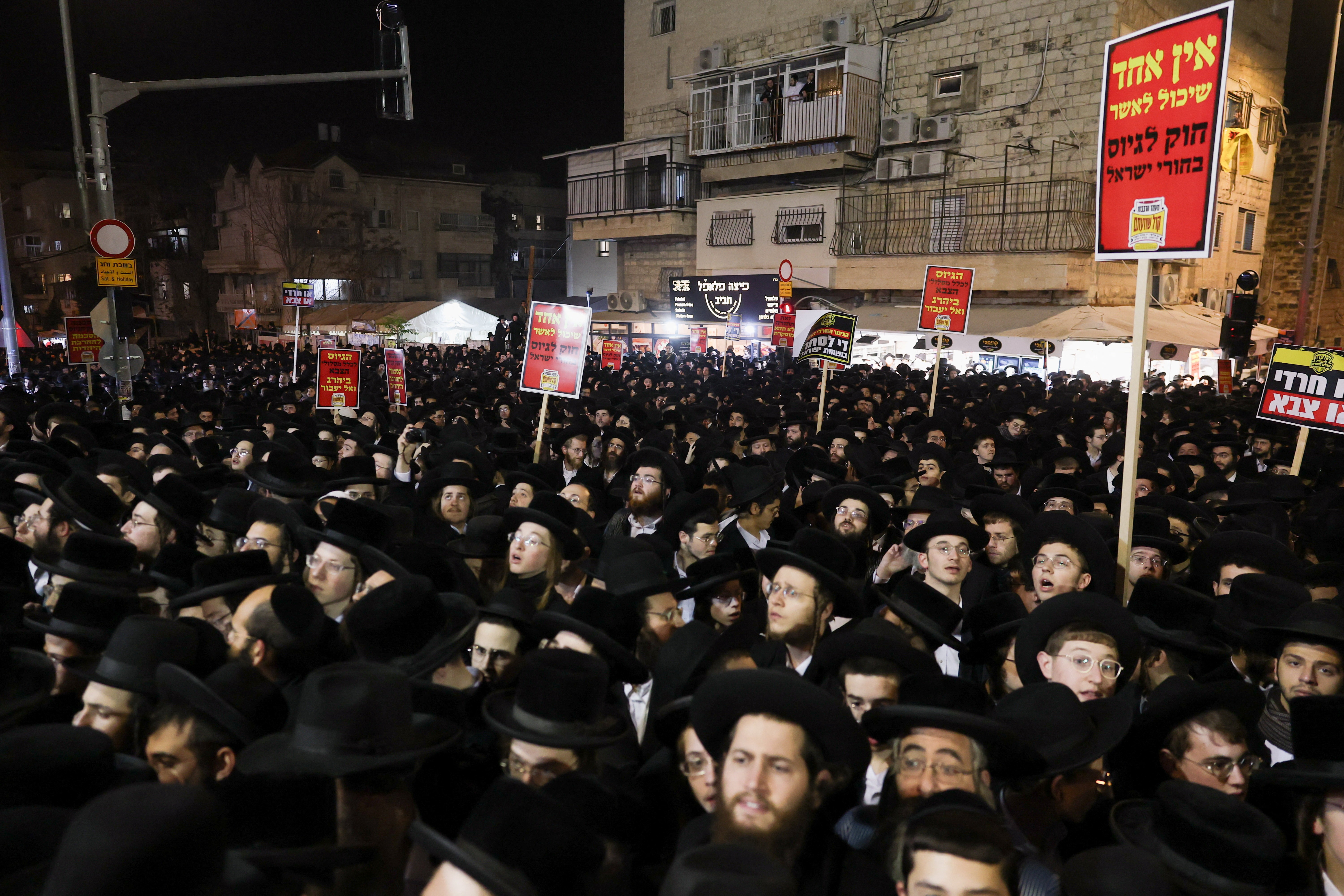 Adolescente de 14 anos morre após ser arrastado por ônibus em protesto em Jerusalém; VÍDEO