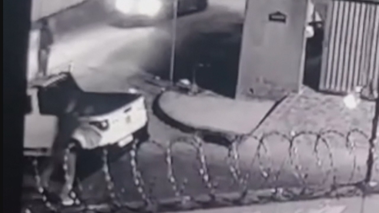 VÍDEO: Empresário é baleado após bater em moto de suspeitos de roubo, diz polícia