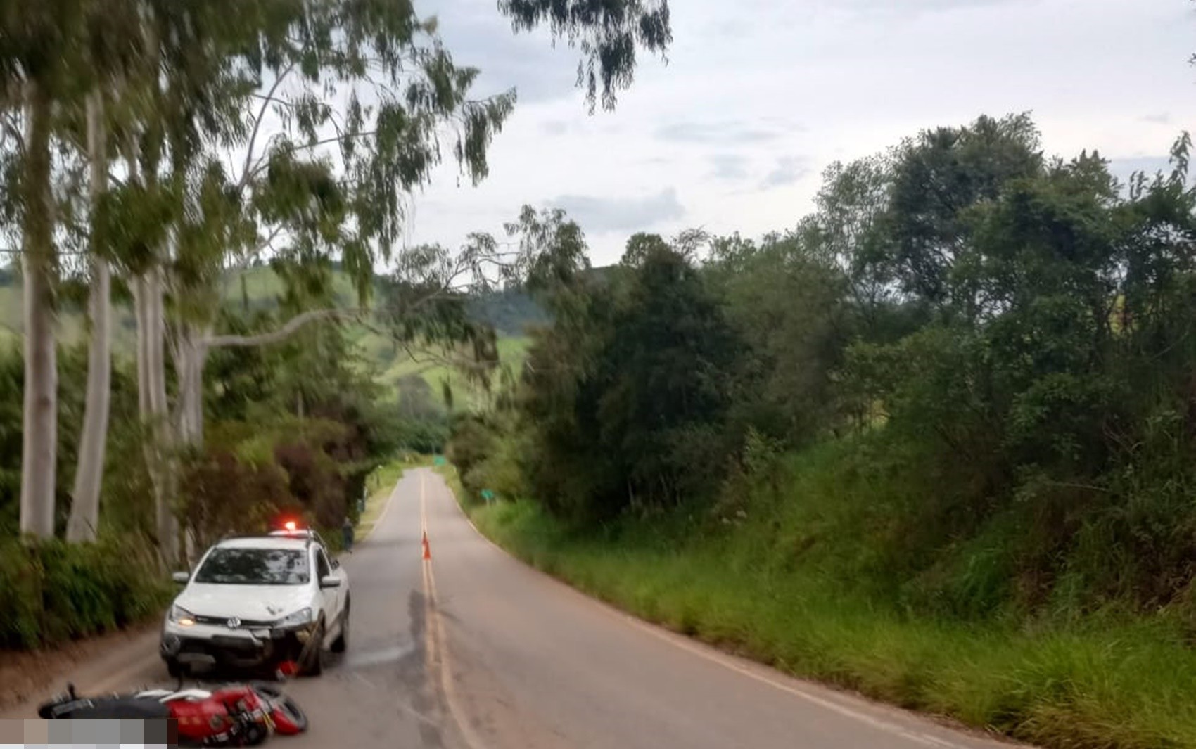 Motociclista morre após bater de frente como caminhonete na LMG-883, em Carmo de Minas, MG