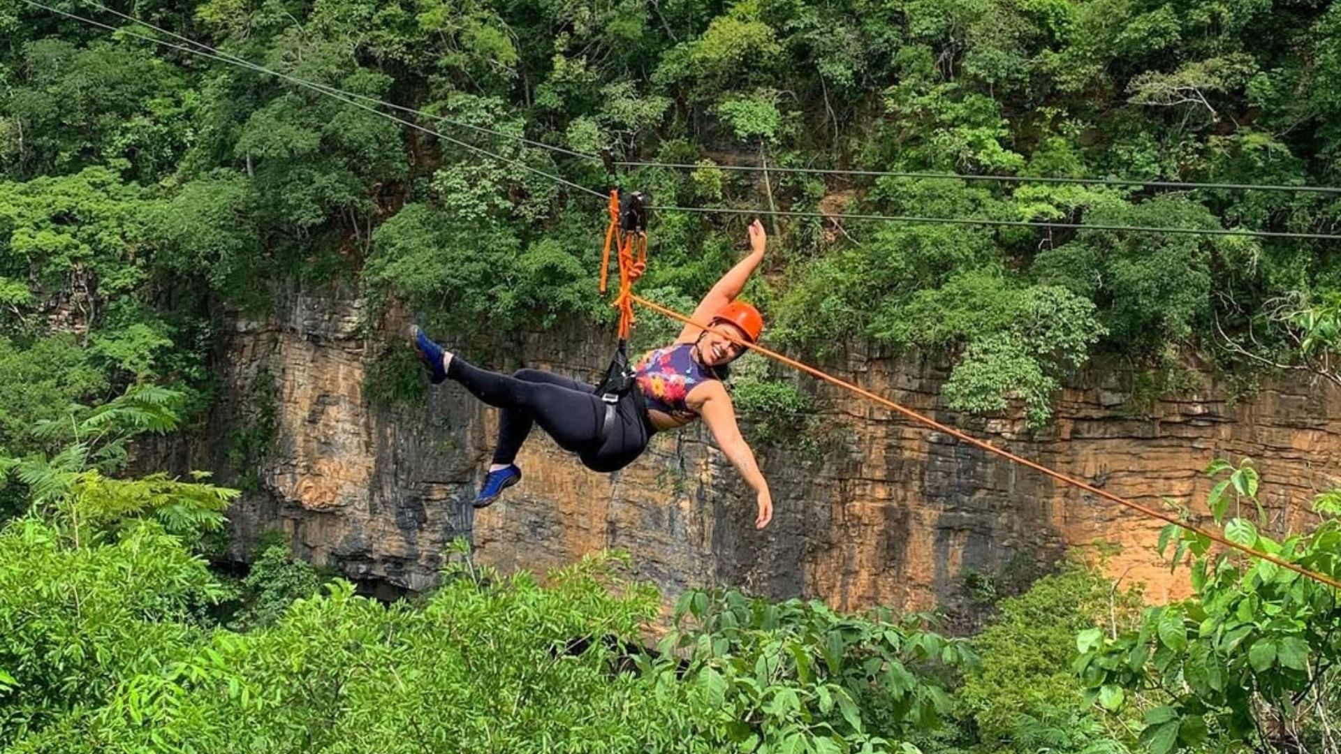 Cachoeira com pêndulo, fervedouro e cavernas: conheça cidade goiana famosa por turismo de aventura