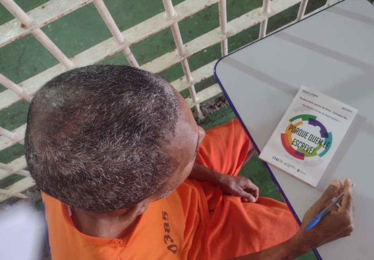 Quinze detentos do presídio de Salvador lançam livro sobre encontros e desencontros: 'chance de sair daqui diferente'