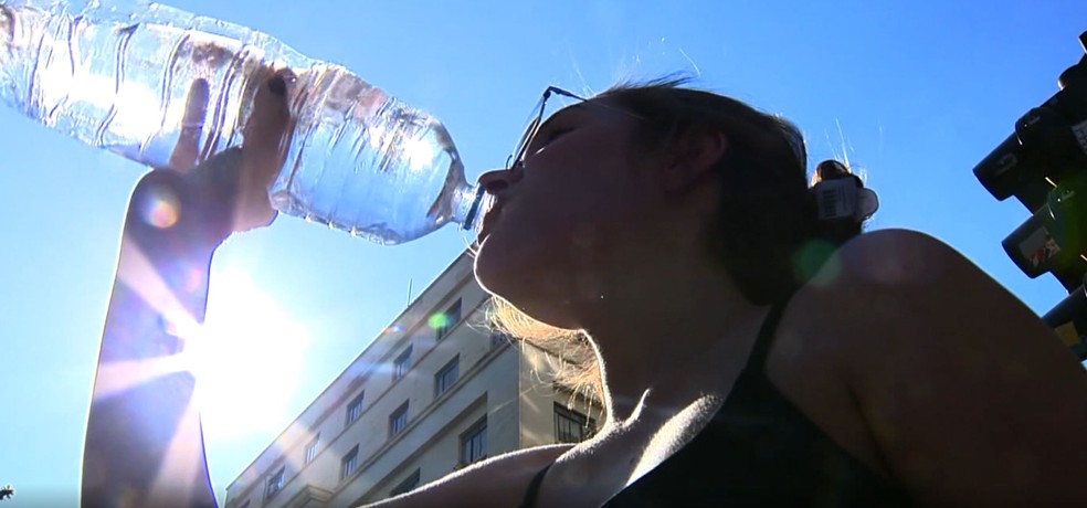 Hidratação deve ser reforçada em períodos de baixa umidade do ar — Foto: Reprodução/EPTV