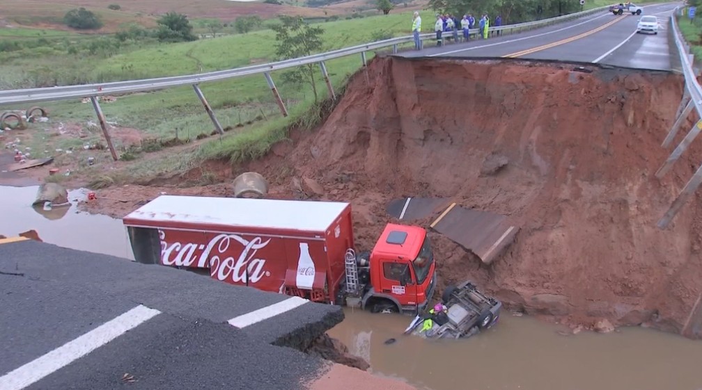 Chuva forte abre cratera em rodovia de Sergipe e deixa uma pessoa